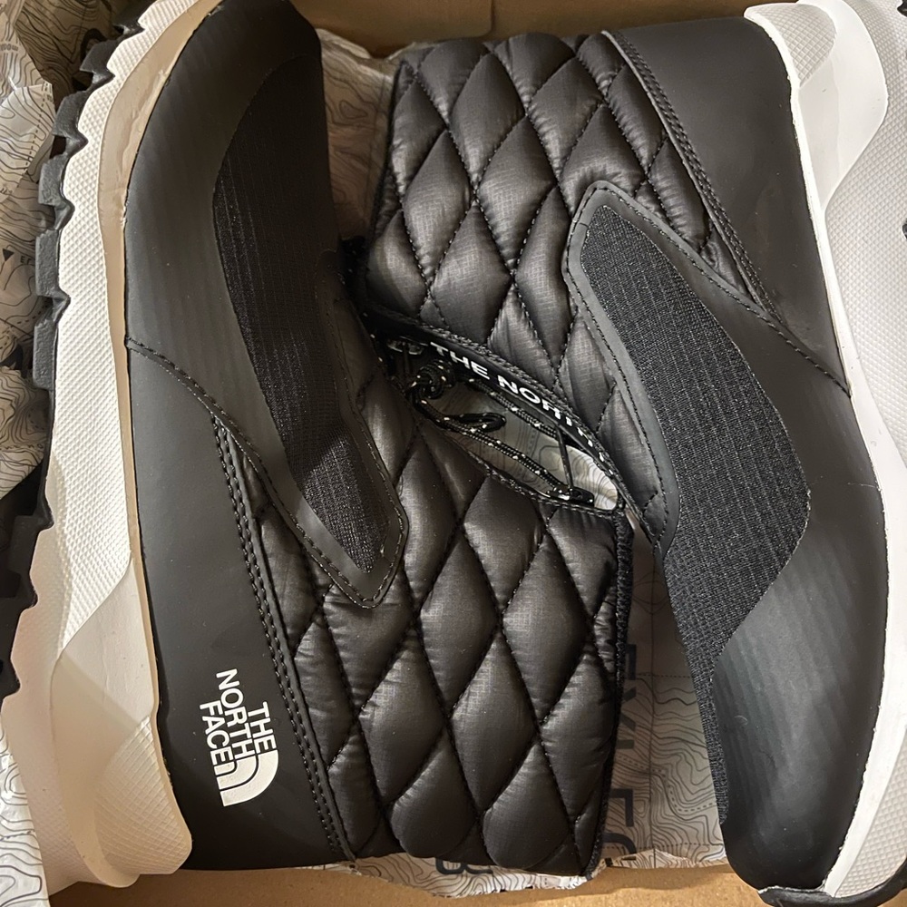 North Face Women’s Thermoball Progressive Zip Boots Size 7